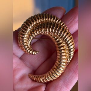 Vtg Monet Gold Tone Brooch Pin Aries Ram Horn Shape Swirl Carved Dome SIgned